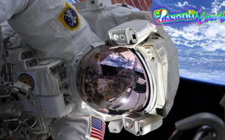 Astronot Selfie di Luar Angkasa